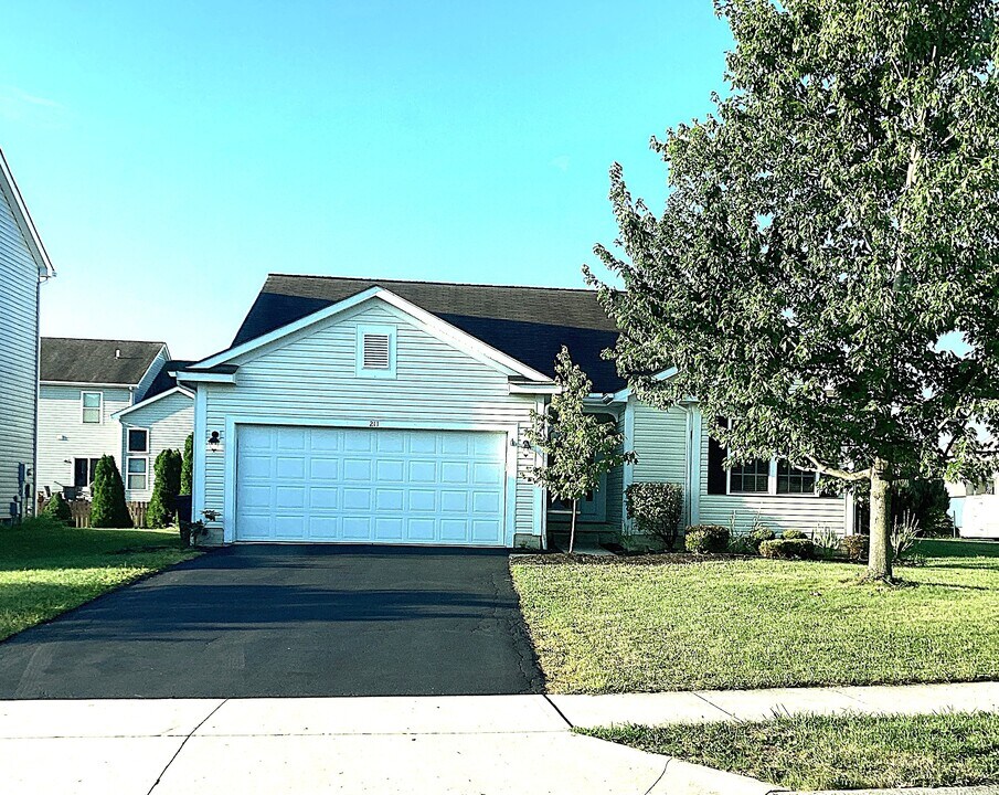 211 Cherrytree Ln in Commercial Point, OH - Building Photo