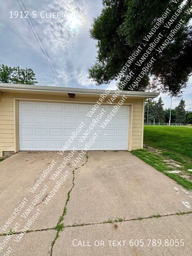 1912 S Cliff Ave in Sioux Falls, SD - Building Photo - Building Photo