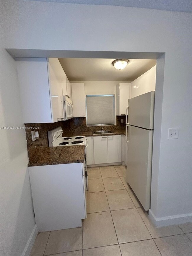 2435 Van Buren St in Hollywood, FL - Building Photo - Building Photo