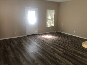 7811 Kingsbury Wood in San Antonio, TX - Building Photo - Building Photo