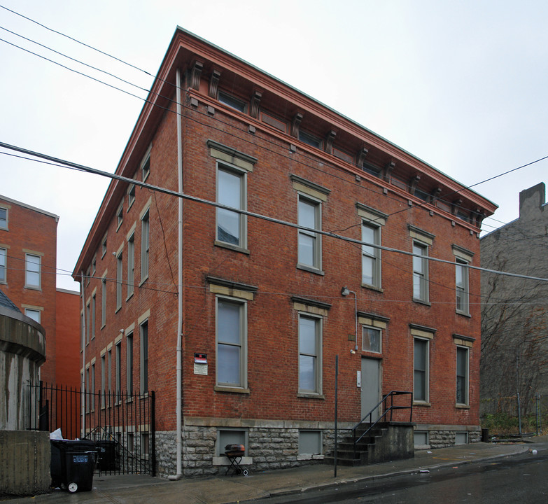 70 E McMicken Ave in Cincinnati, OH - Building Photo