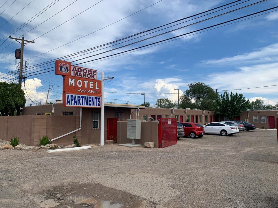 Adobe Manor Apartments in Albuquerque, NM - Foto de edificio