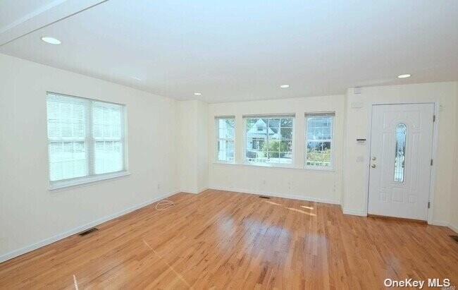 74 Firwood Rd-Unit -A in Port Washington, NY - Building Photo - Building Photo
