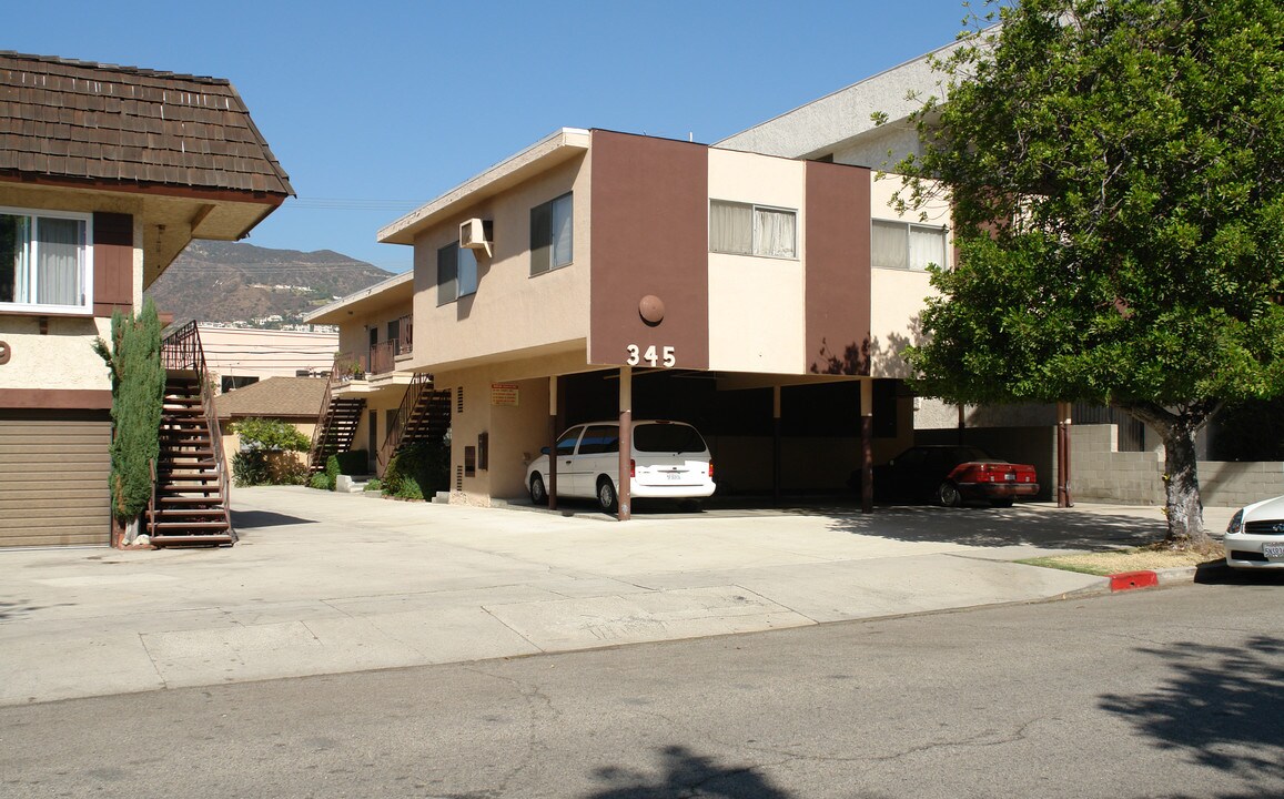 345 Burchett St in Glendale, CA - Foto de edificio