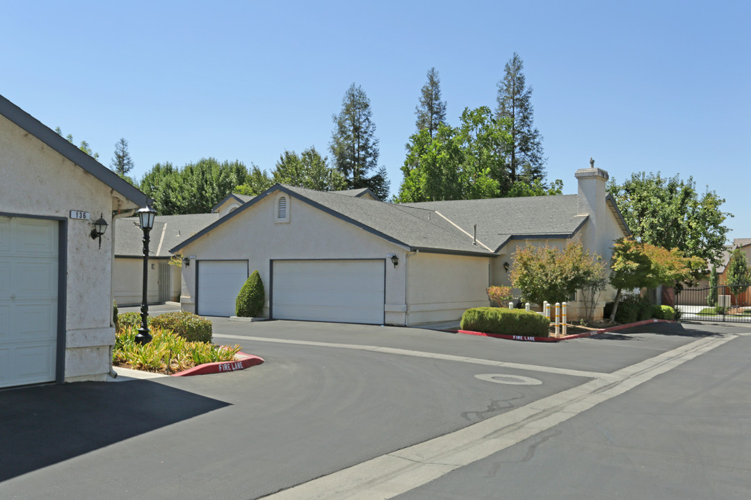 Country Club Estates in Fresno, CA - Building Photo