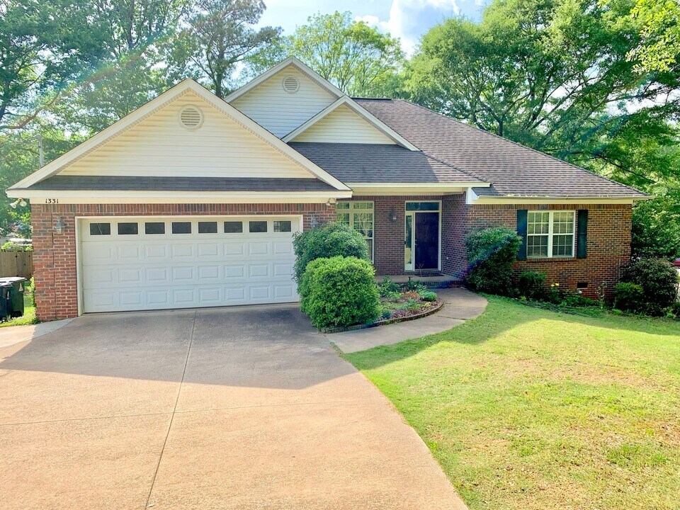 One Level 4 Bedroom Brick Home on N. Colle in Auburn, AL - Building Photo