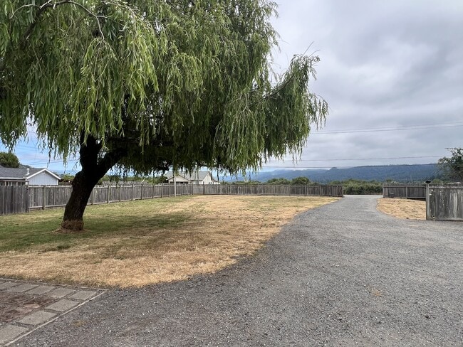 1755 Glendale Dr in Mckinleyville, CA - Building Photo - Building Photo