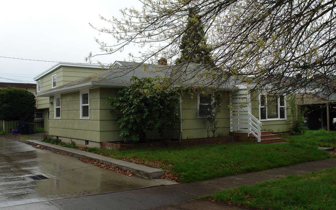 1857-1861 Mill St in Eugene, OR - Building Photo