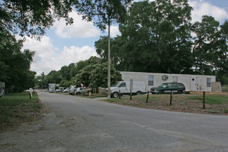 10601 Tanner Rd in Tampa, FL - Foto de edificio - Building Photo