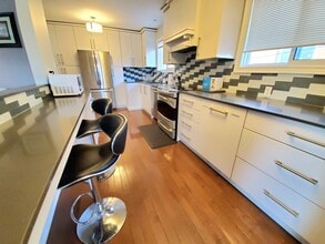 301 Thrace Av in Mississauga, ON - Building Photo - Building Photo