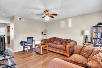 Little London in Starkville, MS - Foto de edificio - Building Photo