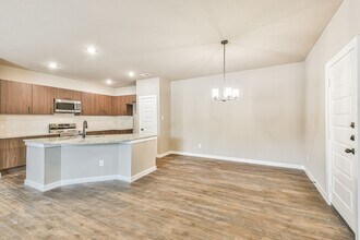 122 Wickersham-Unit -Unit B in Conroe, TX - Foto de edificio - Building Photo