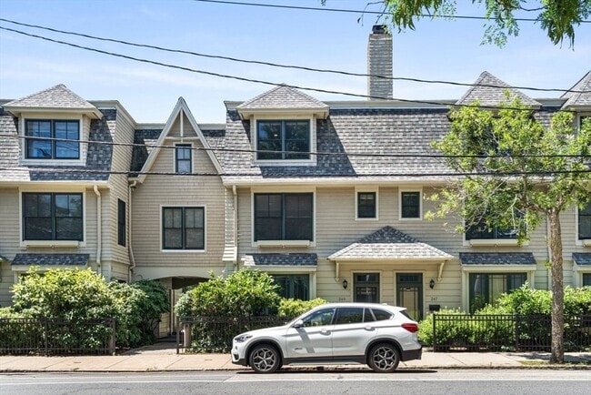 249 Cypress St in Brookline, MA - Foto de edificio - Building Photo