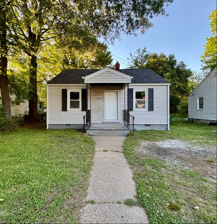 2311 Richmond Ave in Petersburg, VA - Building Photo