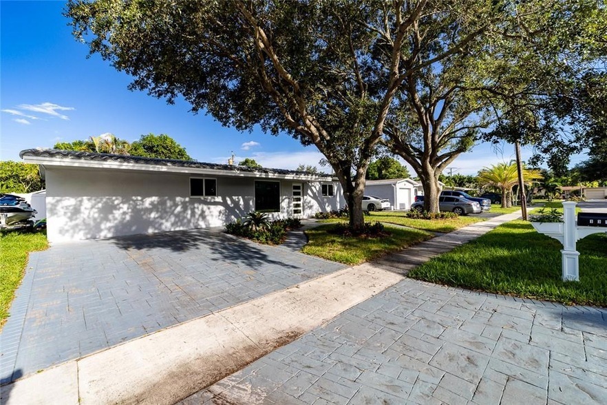 131 NW 72nd Way in Hollywood, FL - Building Photo