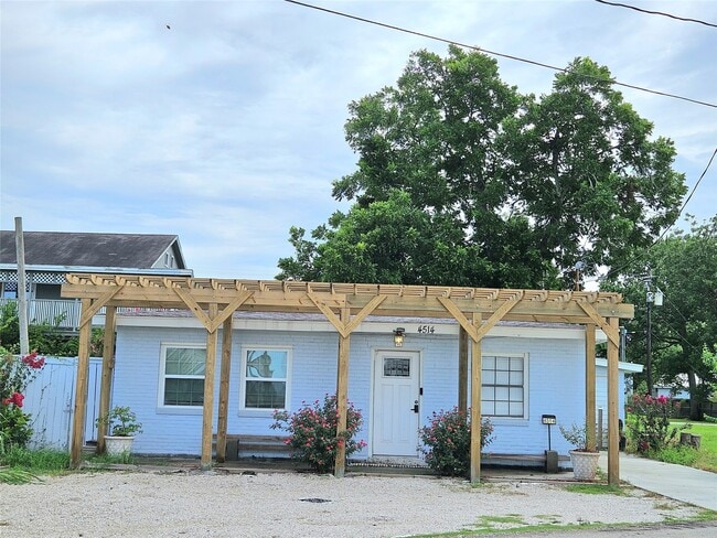 4514 W Bayshore Dr in Bacliff, TX - Building Photo - Building Photo
