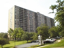 5500 Holmes Run Pky, Unit 813 in Alexandria, VA - Building Photo