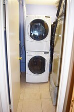 9745 Lake Shore Dr in Gaithersburg, MD - Foto de edificio - Building Photo