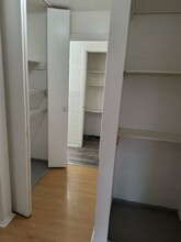 670 Hill Dr, Unit 209 in Hoffman Estates, IL - Building Photo - Building Photo