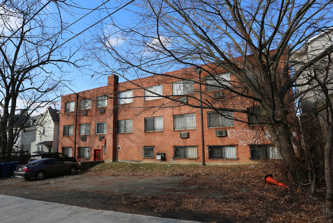 4325 Kansas Ave NW in Washington, DC - Foto de edificio - Building Photo