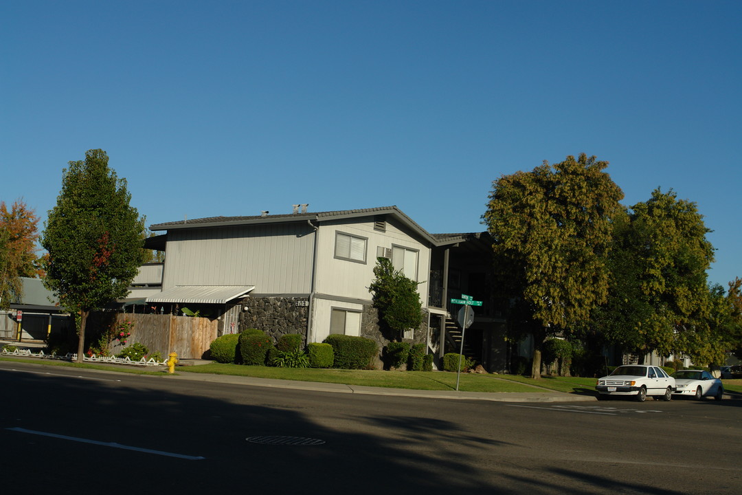 303 W Benjamin Holt Dr in Stockton, CA - Foto de edificio