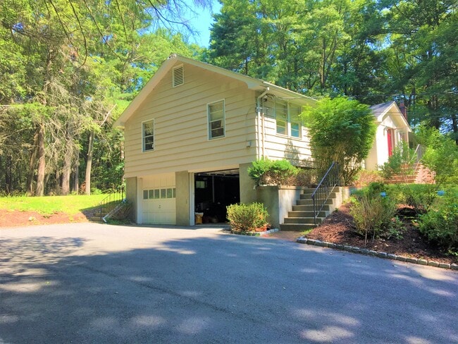 53 Deerhaven Rd in Lincoln, MA - Foto de edificio - Building Photo