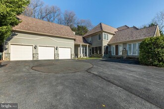 9747 Avenel Farm Dr in Potomac, MD - Foto de edificio - Building Photo