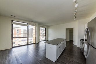 1 E 8th St, Unit 511 in Chicago, IL - Building Photo - Building Photo