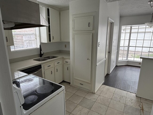 2206 Round Lake Dr in Houston, TX - Building Photo - Building Photo