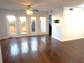 6315 Deerwood Rd in Houston, TX - Foto de edificio - Building Photo