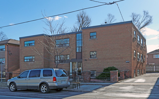 831 Cosburn Ave in Toronto, ON - Building Photo - Primary Photo