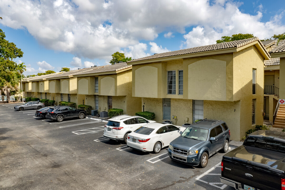 Lafayette Condominiums in Coral Springs, FL - Building Photo