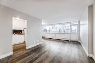 890 Jane St in Toronto, ON - Building Photo - Interior Photo