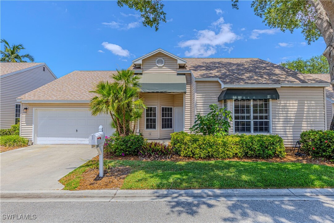 2653 Aft Ave in Naples, FL - Foto de edificio