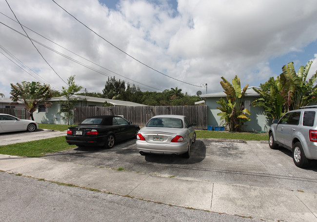 2425-2435 NE 9th Ter in Wilton Manors, FL - Building Photo - Building Photo