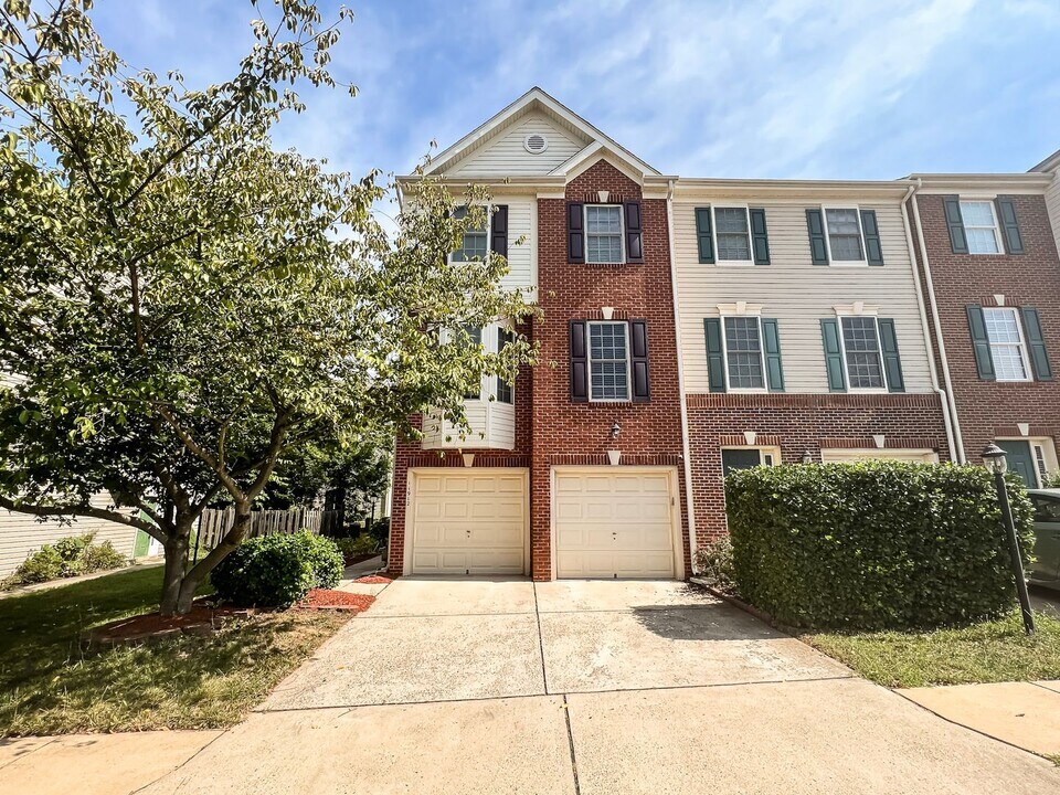 11912 Hayes Station Way in Manassas, VA - Building Photo
