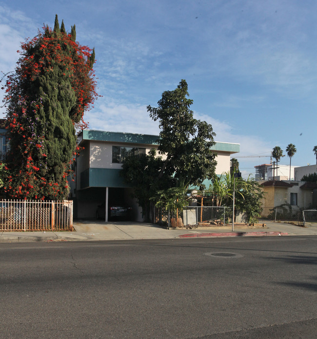 6129 Fountain Ave in Los Angeles, CA - Foto de edificio - Building Photo