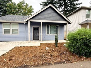 14455 SE Center St in Portland, OR - Building Photo - Building Photo