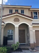 256 Riverwalk Cir in Sunrise, FL - Building Photo