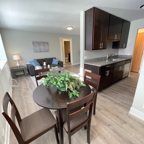 548 W Surf St, Unit 1 in Chicago, IL - Building Photo - Building Photo