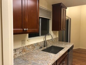 5400 Pomegranate Ave in Sacramento, CA - Foto de edificio - Building Photo