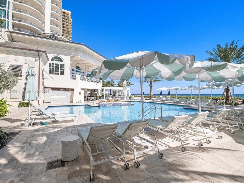 16047 Collins Ave, Unit 2602 in Sunny Isles Beach, FL - Building Photo