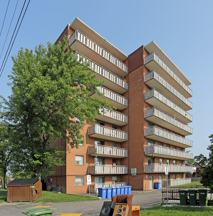 Dundurn Court in Hamilton, ON - Building Photo