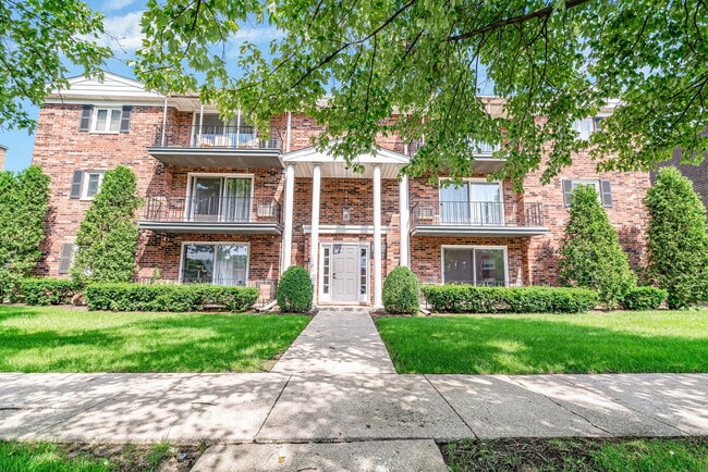 21 S Waiola Ave in La Grange, IL - Building Photo - Building Photo