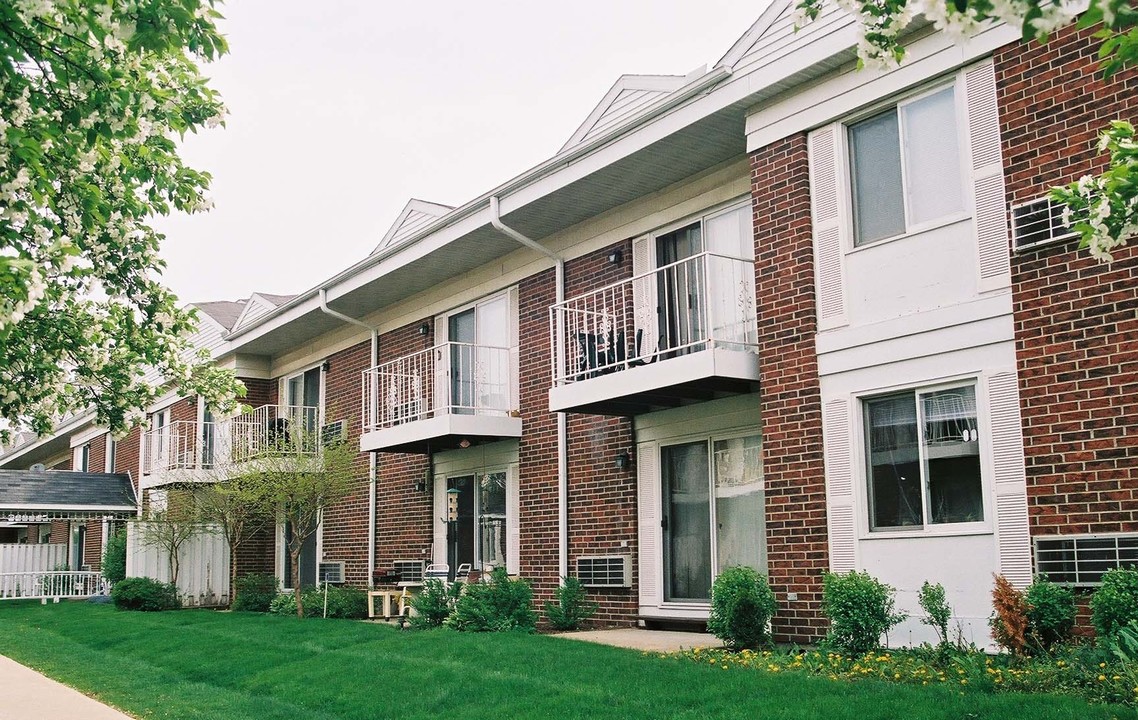 Nakoma Towers in Madison, WI - Building Photo