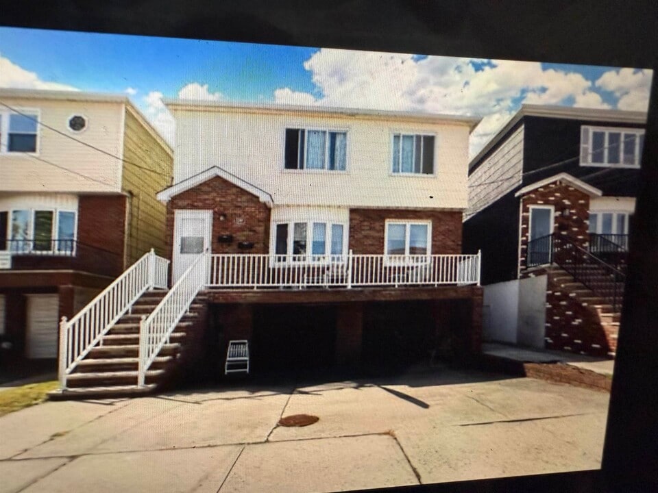 134 North St in Bayonne, NJ - Building Photo