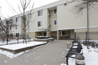 Village at Franklin Station in Minneapolis, MN - Foto de edificio - Building Photo