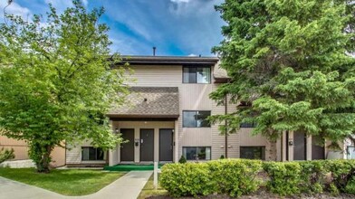 Spruce Grove Lane in Calgary, AB - Building Photo - Building Photo