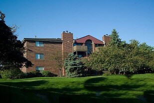 1330 Brook St in St. Charles, IL - Building Photo