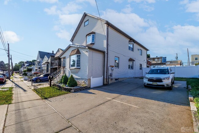 52 Sharot St in Carteret, NJ - Building Photo - Building Photo